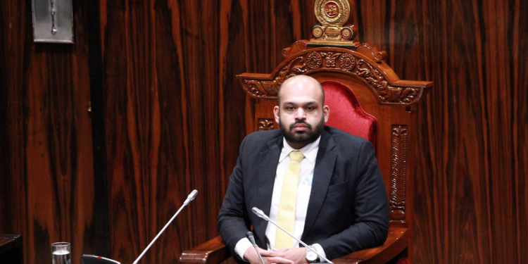 සිංහලෙන්-දෙමළෙන්-ඉංග්‍රීසියෙන් කතා කර මුළු රටම එක රැයින් වශී කරගත් කව්ද මේ රාසමාණික්කම්