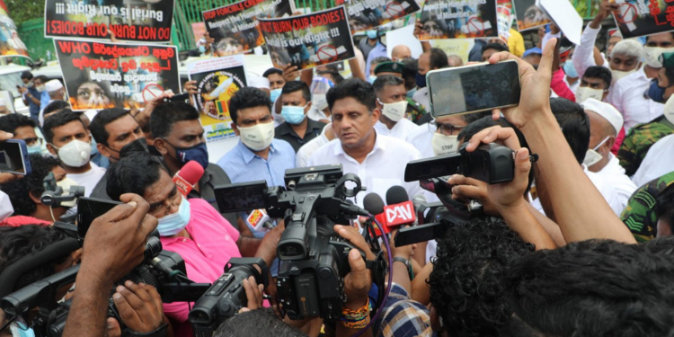 ආණ්ඩුව බෞද්ධයන්ගේ පාංශුකූල අයිතියත් අහිමි කරලා: සජබය බොරැල්ලේ විරෝධතාවක (VIDEO & PHOTOS)