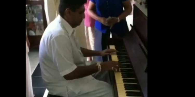 නත්තලට ඕගන් එක ගහමින් සජිත් කියපු ගීතිකාව (VIDEO)