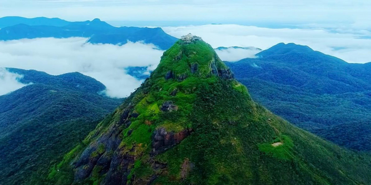 සමනල සිරසේ පිහිටි ශ්‍රී පාද සටහන මුලින්ම  හොයාගත්තෙ  කවුද