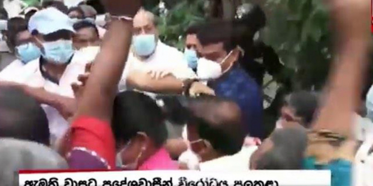 විවෘත කිරීමකට ආ වාසුට දැඩි විරෝධයක්: හූ හඬ මැද විවෘත නොකරම ආපසු යයි (VIDEO)