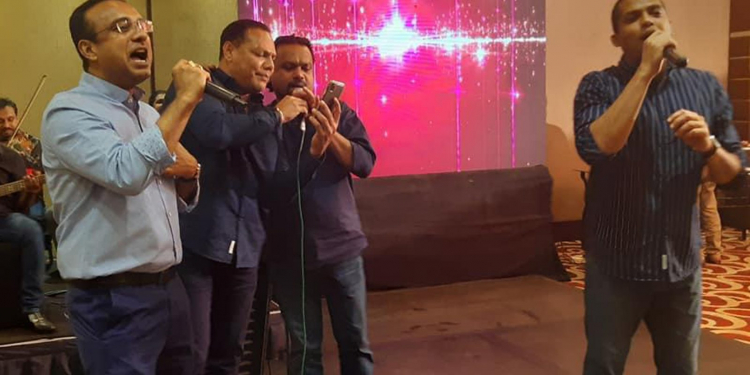 අලුත් වෙනසක්: විමල්-හරීන්-දයාසිරි-මනූෂ එකම වේදිකාවේ (PHOTOS)