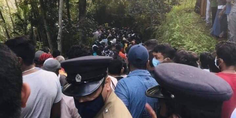 කොරෝනා පැණිය ගන්න ධම්මික වෙදාගේ ගෙදරට සෙනග කන්දරාවක්