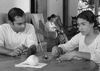 ‘ගම්පෙරළියේ නන්දා’ කොරෝනා එන්නත විදගනී