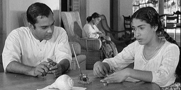 ‘ගම්පෙරළියේ නන්දා’ කොරෝනා එන්නත විදගනී