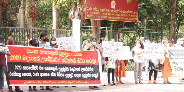කොරෝනා මැද උපාධිධාරීන් පාරට බසී (PHOTOS)