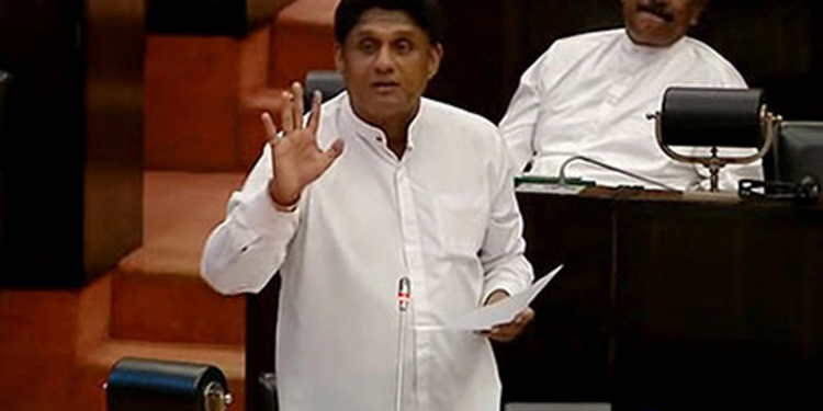 සජිත් ඉංග්රීසියෙන් කතා කරයි: කතානායක එක්ක වචනෙකටත් පැටලෙයි (VIDEO)