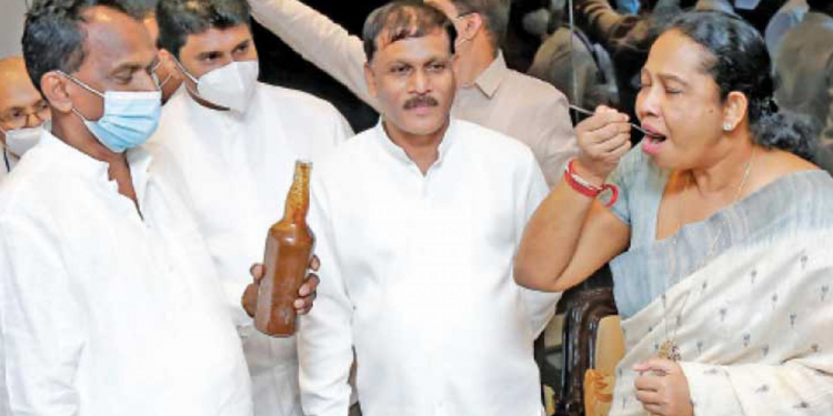 කෑගල්ලේ ධම්මික කපුවාගේ පැණිය බීපු අයෙකුටත් කොරෝනා හැදිලා