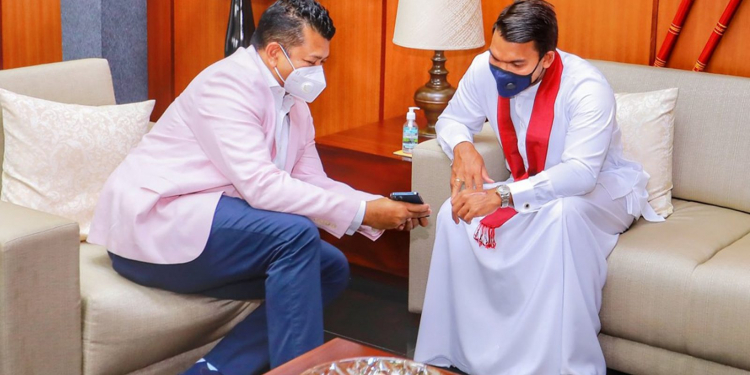 ‘අයි ෆෝන් ප්රෝ මැක්ස්’ ලංකාවේ පළමුවැනි එක නාමල්ට