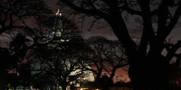 රාජ්‍ය අමාත්‍යවරයෙක් බීලා පාන්දර 1ට රුවන්වැලි සෑය වඳින්න ගිහින් අලි වලියක් දාගෙන