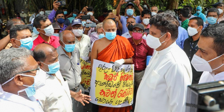සජිත් වර්ජකයන් මැද්දට යයි: ගුරු-විදුහල්පති වැටුප් විෂමතාවලට විසදුම කෝ? (VIDEO & PHOTOS)