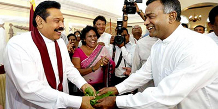 තිස්ස යළි මහින්ද හමුවෙයි: කාටවත් ‘නොකියූ කතා’ කියයි (PHOTO)