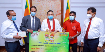 සුපිරි කෝටිපතියන් දෙදෙනෙක්ට  අගමැතිතුමන් අතින් චෙක්පත්