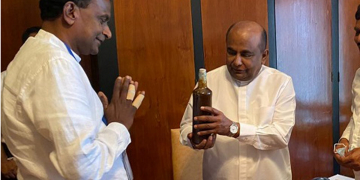 දයාසිරිගේ කොරෝනාවෙන් ධම්මික පැණිය ගහපු කතානායකත් බයවෙයි