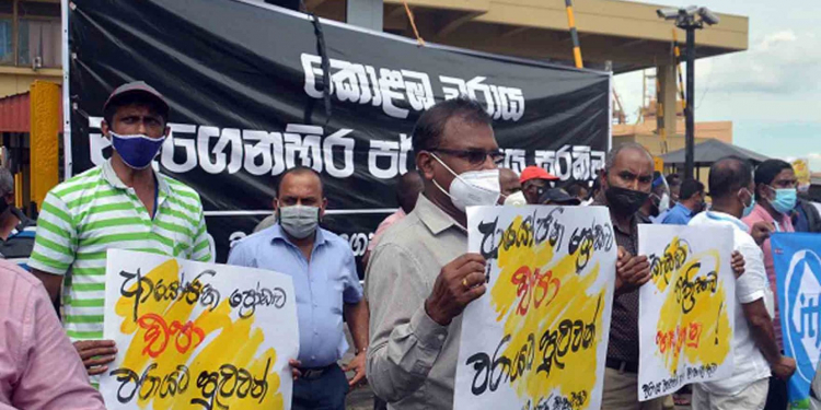 වරාය බේරගන්න සේවකයෝ පාරට බසිති