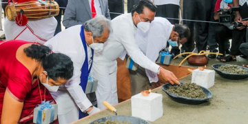 අපේ මැණිකේ අගේ හින්දා… මැණික වෙනුවෙන් කුලුන බැන්දා…