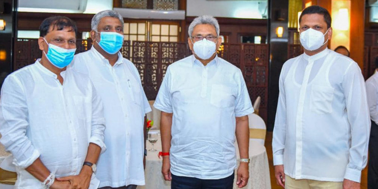 ජනපති මැතිඇමැතිවරුන් පිරිවරා වැඩ අල්ලයි (PHOTOS)