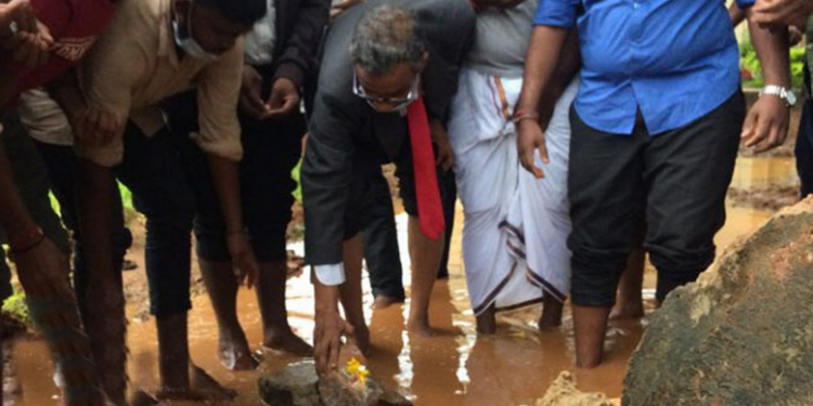 පත්තු වෙන්න ගිය ගින්න නිවෙයි: මුල්ලිවයික්කාල් ස්මාරකයට උපකුලපතිම යළි මුල් ගල තියයි