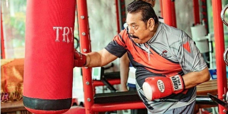 අවුරුදු 75යි වයස… බැලු බැල්මට කියන්න බෑ… තාමත් කොල්ලා වගේ ඉන්නේ… (VIDEO)