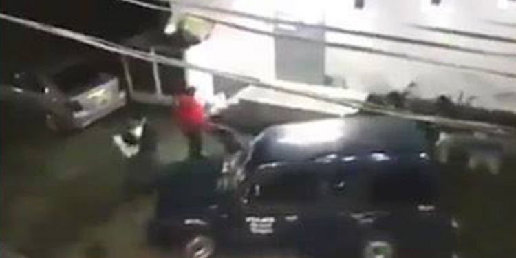අද සමාජ ජාලාවල සැරිසරන වීඩියෝවක්: පොලිසිය ඉස්සරහ දෙපිරිසක් මරාගනී (VIDEO)