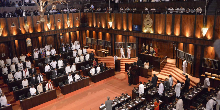 ප්රශ්න රැසක්: පළමු දවසේදීම පාර්ලිමේන්තුවේ ගාලගෝට්ටියක්