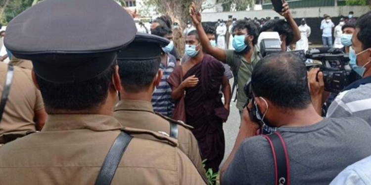 අන්තරේ පොලිසිය එක්ක පැටලේ: රත්කරව්වේ හිමි අත්අඩංගුවට (VIDEO)