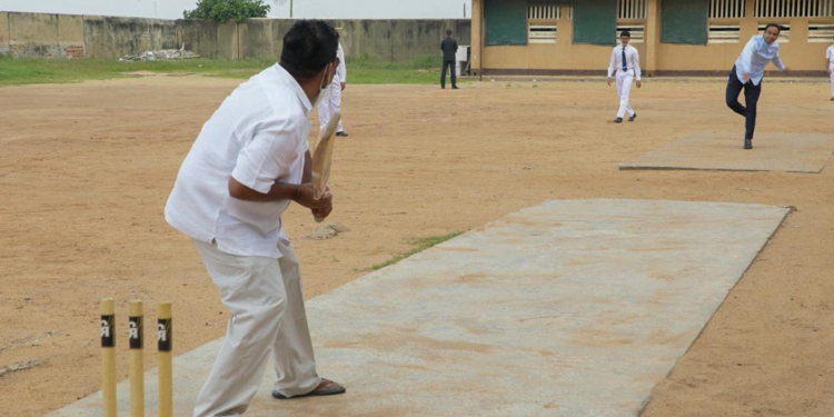 සජිත්ට බැටින් බෝලින් දෙකම ඔට්ටුයි (PHOTOS)
