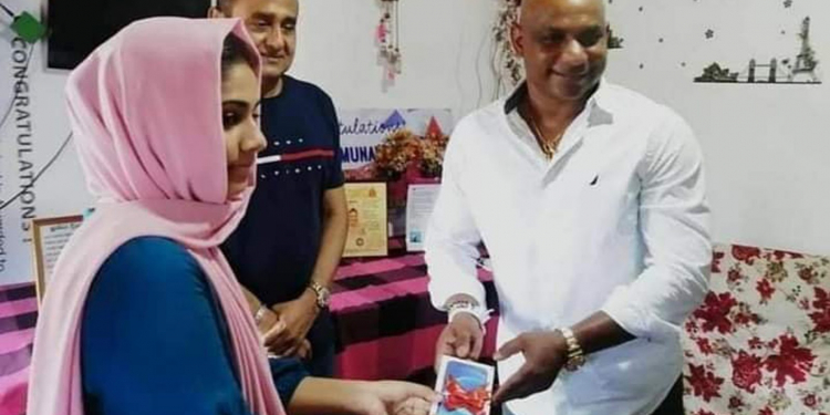 ‘මාස්ටර් බ්ලාස්ටර්’ තෑගිත් අරන් ‘ලක්ෂපති මාස්ටර්’ බලන්න ගිහින් (PHOTOS)