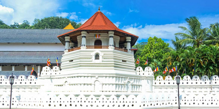 ‘දළදා මාලිගාව කුඩු කරනවා’: 119ට ඇමතුම් 3ක් ඇවිත්