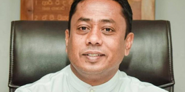 රාජසභා මණ්ඩපය බිමට සමතලා කළ කුරුණෑගල නගරාධිපති තවත් විනාසයක් කරයි (VIDEO)
