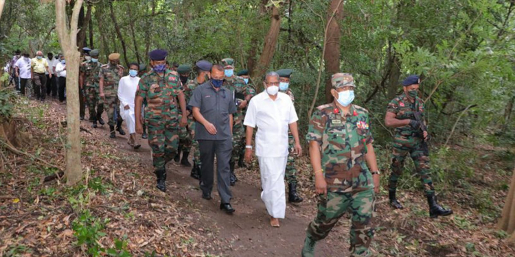 නිධානයක් පාදගන්න විදුර මුලතිව් මහ කැළේට රිංගයි (PHOTOS)