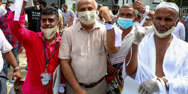 හකීම් කැබිනට් ඇමැතිවරයෙක්ගේ කාමරයේ පැයක් ඉඳලා