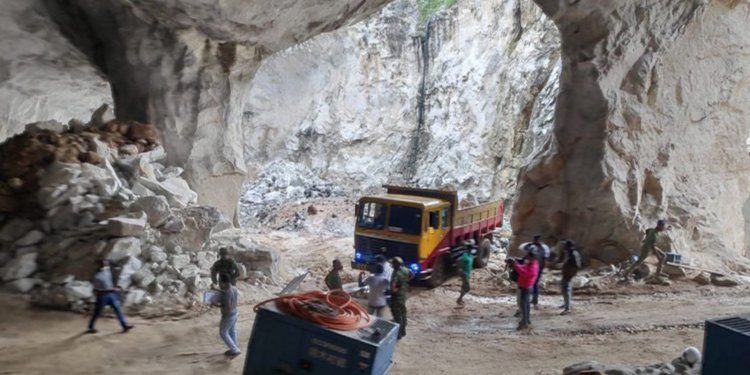 පල්ලෙබැද්ද කන්ද මැදින් මහා ගුහාවක් හාරලා: මහනුවරම මහා අනතුරක (PHOTOS)