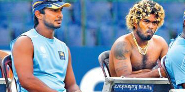 සංගක්කාර ඇතුළට එද්දී මාලිංග විසිවෙයි