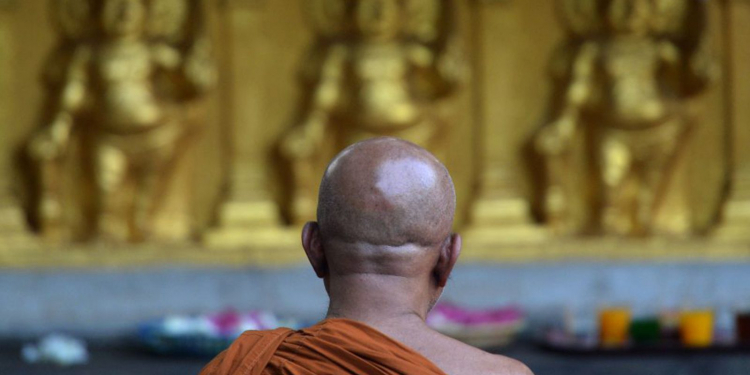 හංවැල්ලේ පන්සලක නායක හිමිනමක් පහර දී පැහැරගෙන ගිහින්