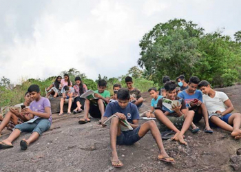 වලල්ලාවිට දරුවන් මහකැලේ ගලක් උඩ ‘ඔන්ලයින්’