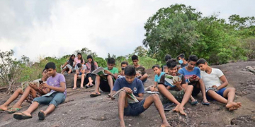 වලල්ලාවිට දරුවන් මහකැලේ ගලක් උඩ ‘ඔන්ලයින්’