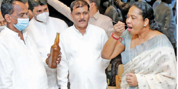 සෞඛ්‍ය ඇමැතිනි පවිත්‍රාටත් කොරෝනා