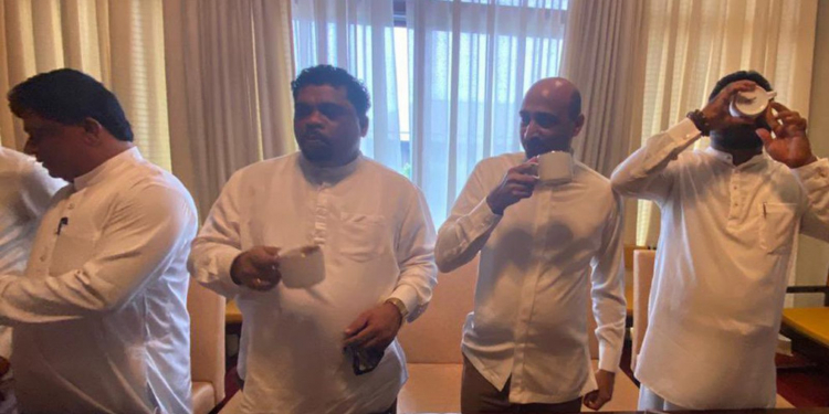 ධම්මිකගේ පැණිය ප්‍රසිද්ධියේම බීපු ඇමැති පියල් නිශාන්තටත් කොරෝනා