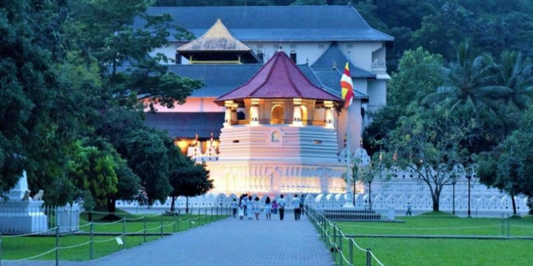 දළදා මාලිගාවේ 4කට කොරෝනා හැදුණේ යුක්රේන සංචාරකයන්ගෙන්ද?
