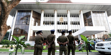 ශ්‍රේෂ්ඨාධිකරණයටත් කොරෝනා රිංගයි