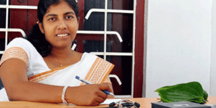 ඩෙංගු නිට්ටාවටම සුව කළ තරංගා වෙද නෝනා කොරෝනා බෙහෙතත් හදයි