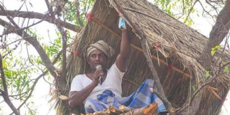 ජනාධිපතිට පේන්න ගහක් උඩ නැගලා එක රැයින් ජනප්‍රිය වුණු මොණරාගල ගොවියා