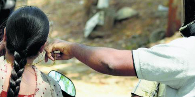 ප්‍රවේශම් වන්න: කොළඹ හැම තැනම හොරු: කිරිබත්ගොඩ මාලයක් කඩන වීඩියෝව මෙන්න