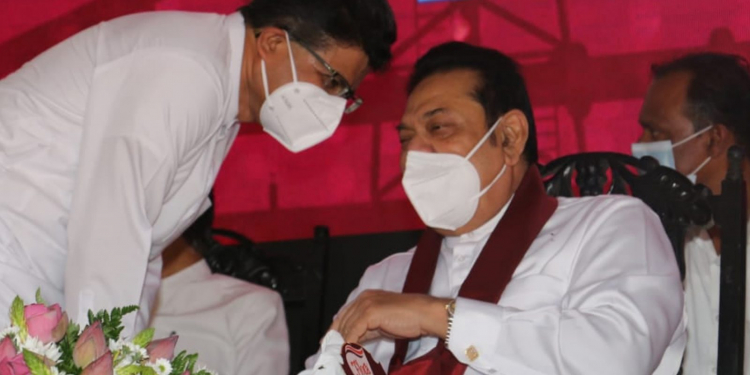 පිස්සු: මහින්ද තනි වචනයෙන් ගම්මන්පිල ඉවර කරයි (VIDEO)