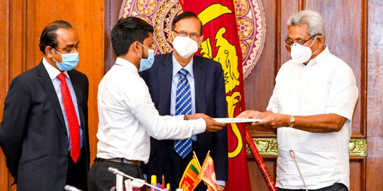 විශ්වවිද්යාල අපේක්ෂිත සිසුන්ට සහන ගෙවීමේ ක්රමයට ලැප්ටොප්