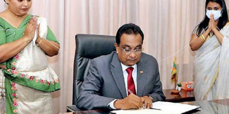 මහින්දානන්දගේ අමාත්‍යංශ ලේකම් ඉල්ලා අස්වෙයි