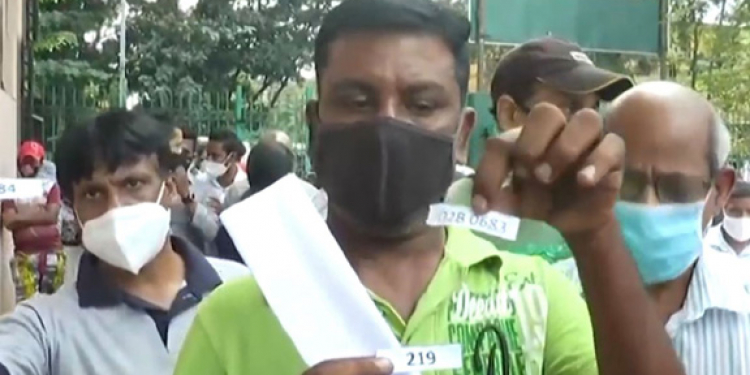 අපි තාම පෝලිමේ: පිටින් ආපු VIP අය ගහගෙන යනවා: මාළිගාවත්තේ එන්නත් කලබලයක් (VIDEO)