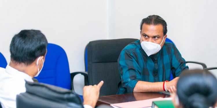 කවුරුහරි පසුපෙළ මන්ත්‍රීවරුන්ට මට ගහන්න කියලා: මාව දාලා ආණ්ඩුව යයිද දන්නේ නෑ