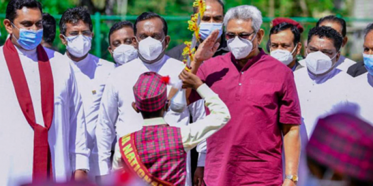 ජනපති දරුවොත් එක්ක පැල සිටුවයි